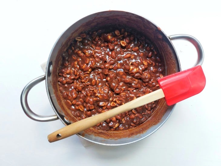 Ingredientes na panela misturados homogeneamente.