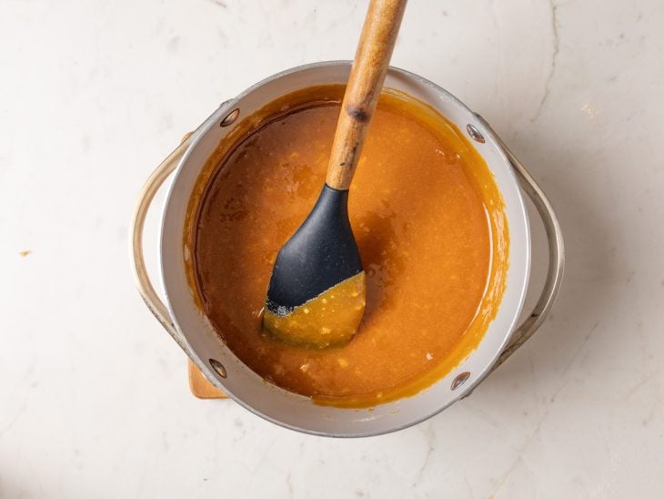 Uma panela com caramelo.