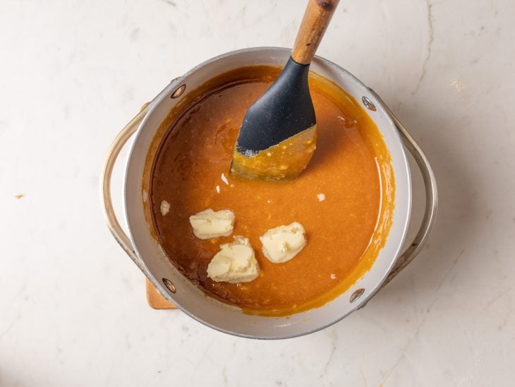 Panela com caramelo e manteiga.