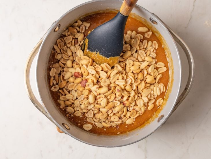 Mistura de todos os ingredientes na panela.