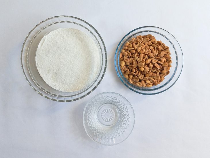 Ingredientes para a receita reunidos em uma bancada.