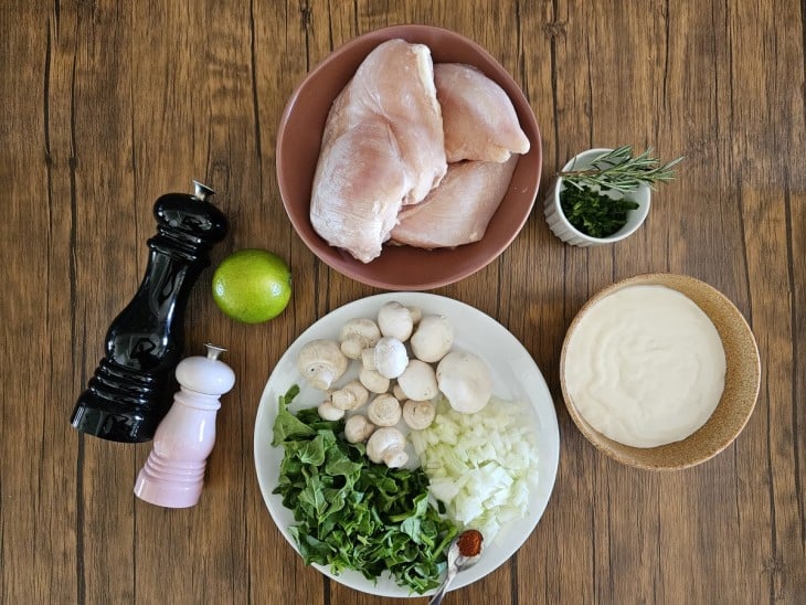 Ingredientes do peito de frango ao molho de cogumelos reunidos.