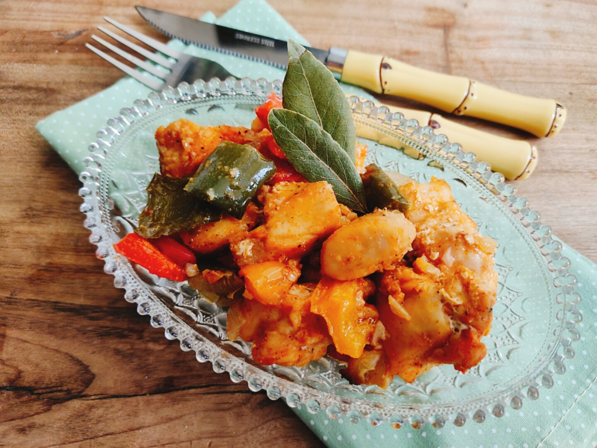 Peito de frango assado com pimentões