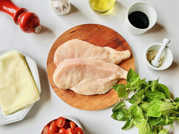 Ingredientes reunidos na bancada.