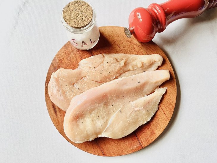 Peitos do frango temperados.