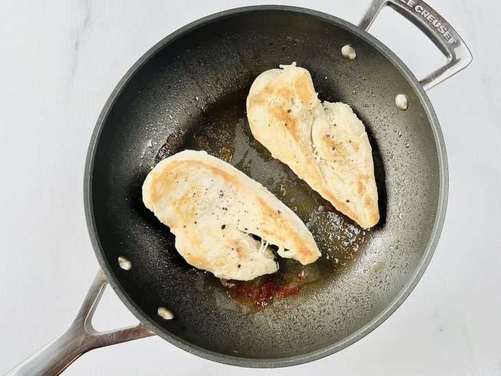Filés do frango na frigideira, dourados.