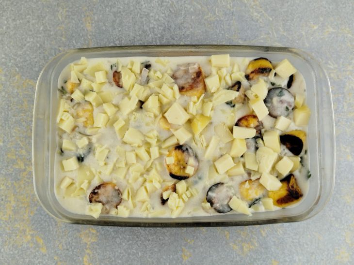 Travessa finalizada com queijo mussarela e levada ao forno até gratinar.