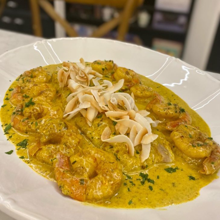 Peixe ao molho curry com camarões