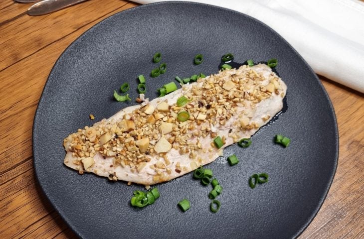 Peixe assado com castanhas