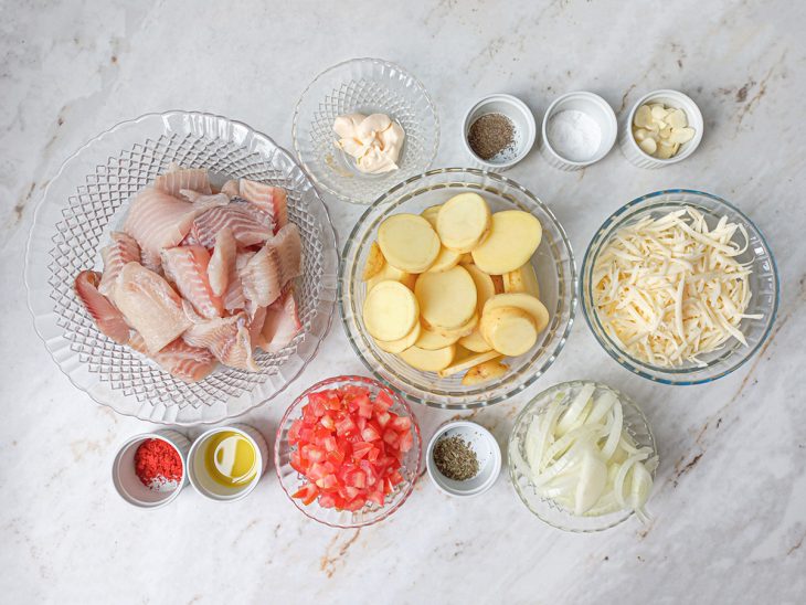 Ingredientes separados sobre a bancada.