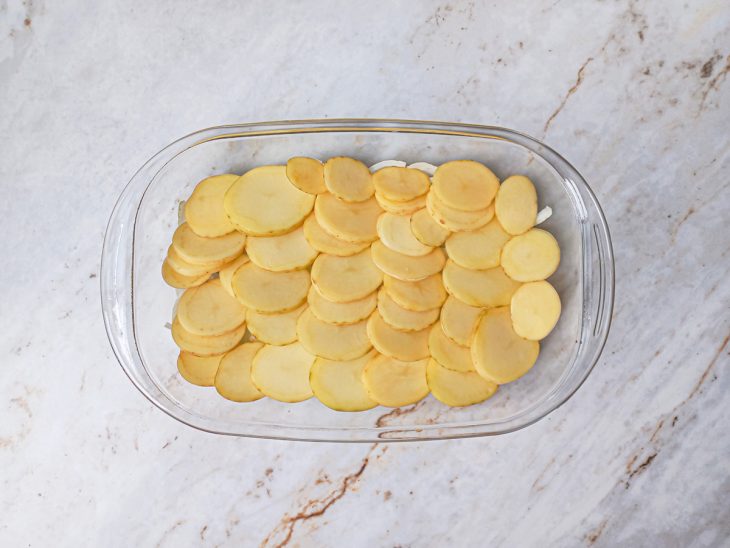 Batatas temperadas na forma.