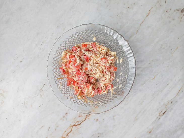 Mistura de tomate picado, mussarela, maionese e temperos.