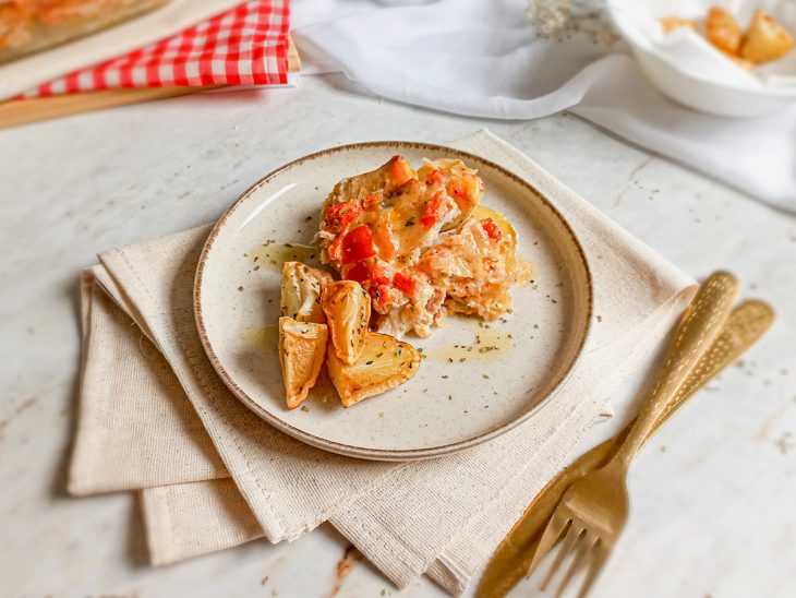 Peixe assado no forno com batatas servido.