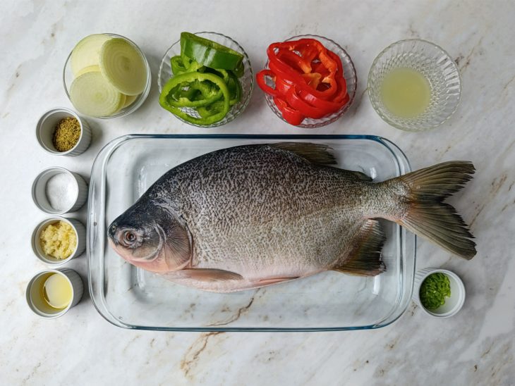 Ingredientes organizados sobre a bancada antes do preparo.
