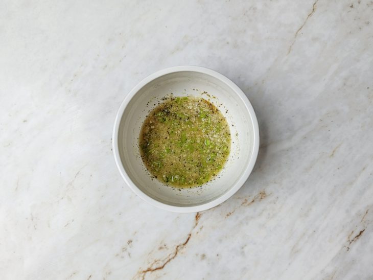 Temperos misturados em uma tigela até formar uma marinada.