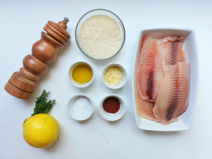Todos os ingredientes da receita reunidos: peixe, limão, temperos e farinha para empanar.
