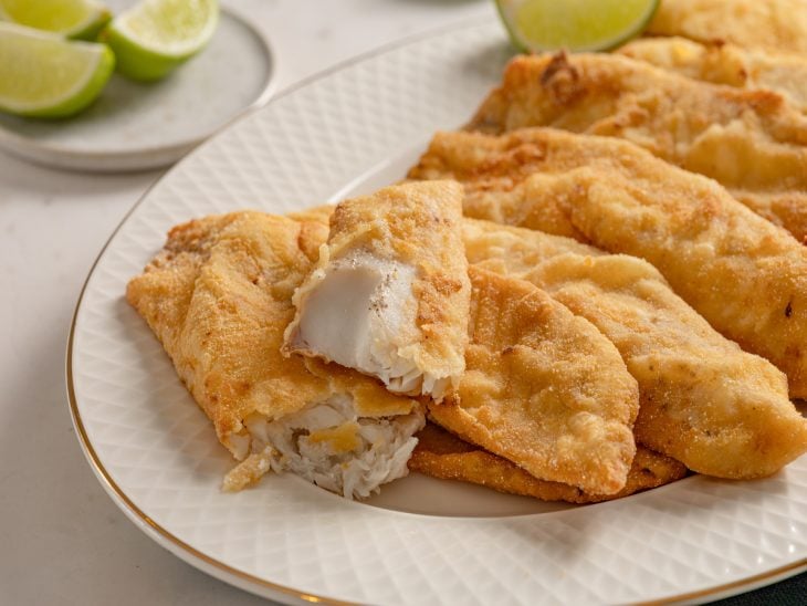 Prato com peixe frito sequinho.