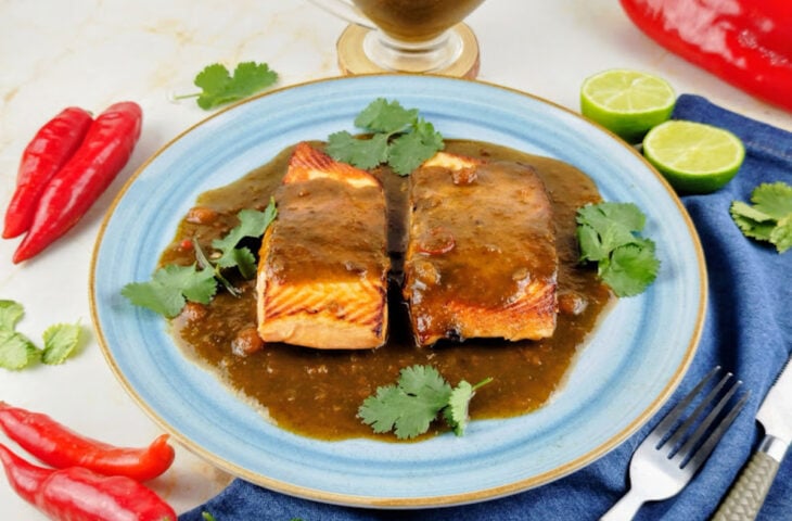 Peixe grelhado com molho de coentro