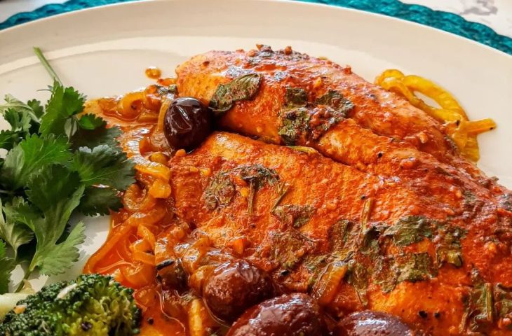 Peixe marroquino com cebola
