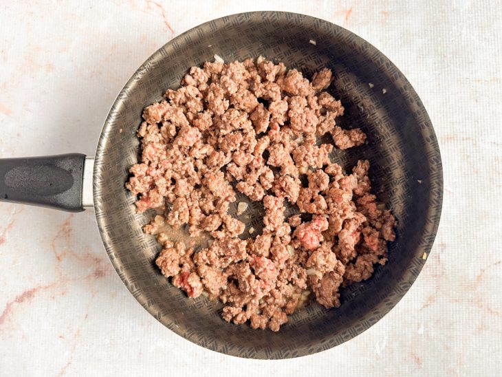 Carne moída dourando com alho refogado.
