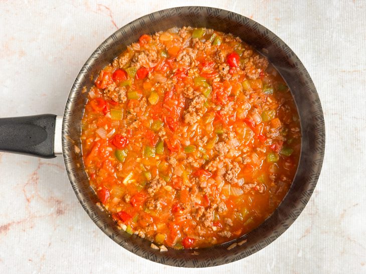 Sal e pimenta-do-reino adicionados ao molho.