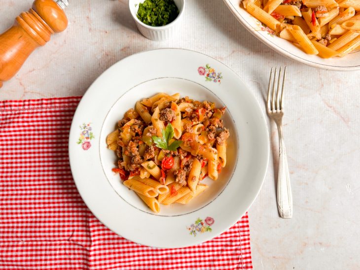 Penne a bolonhesa simples servido.