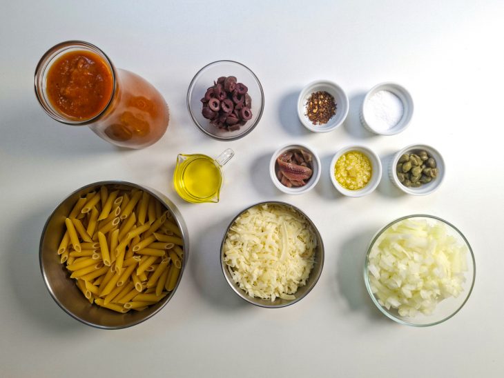 Ingredientes organizados sobre a bancada.
