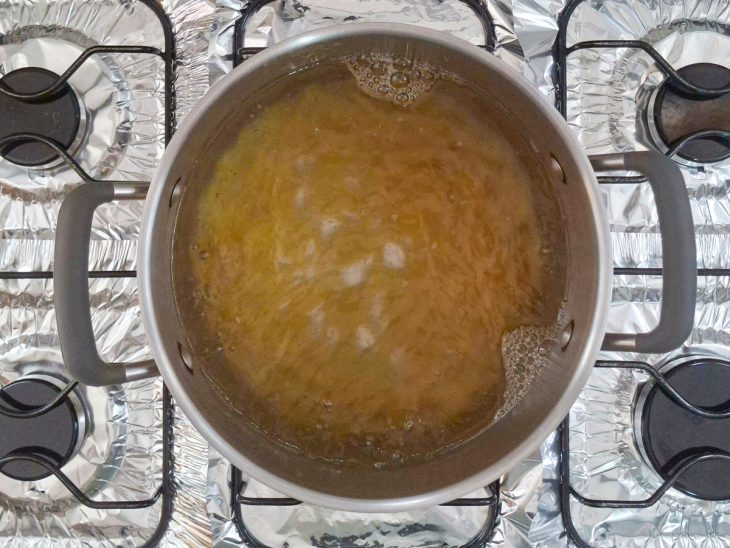 Molho de tomate sendo incorporado ao refogado.