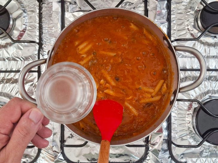 Molho cozinhando e reduzindo no fogo médio.