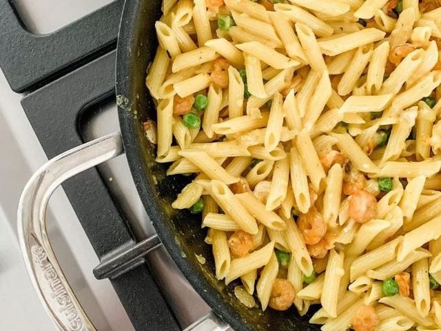 Penne ao curry com camarões