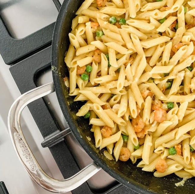 Penne ao curry com camarões