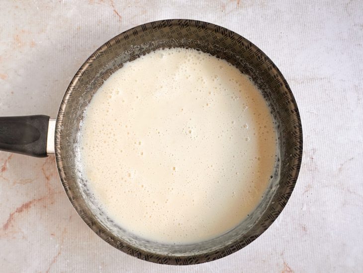 Leite incorporado na panela com a manteiga e a farinha.