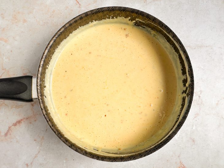 Creme de leite e os temperos adicionados na mistura.