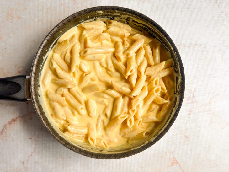 Macarrão adicionado a mistura da panela.