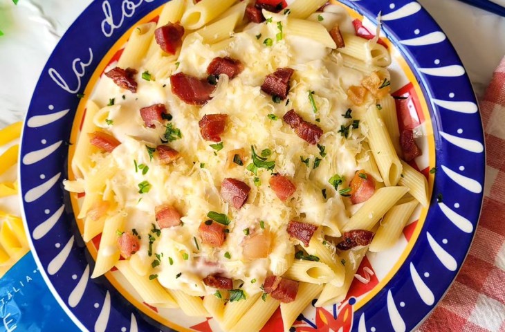 Penne ao molho branco com bacon