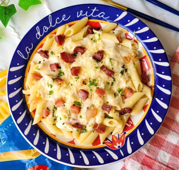 Penne ao molho branco com bacon