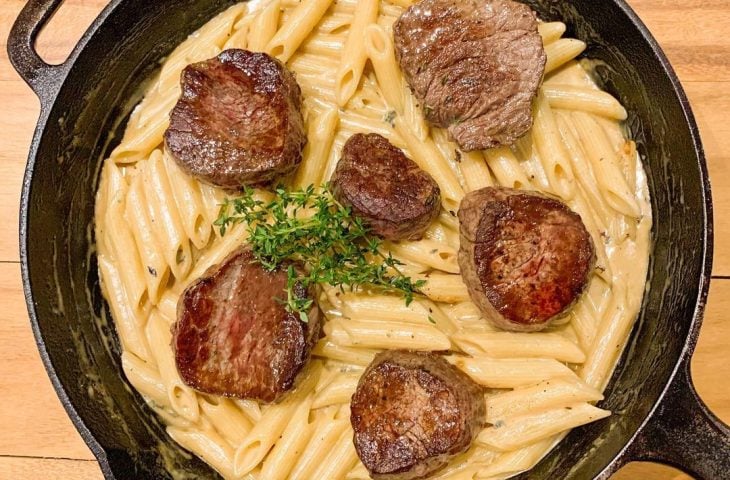 Penne ao molho de gorgonzola com medalhão de mignon