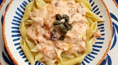 Penne ao molho de salmão com alcaparras