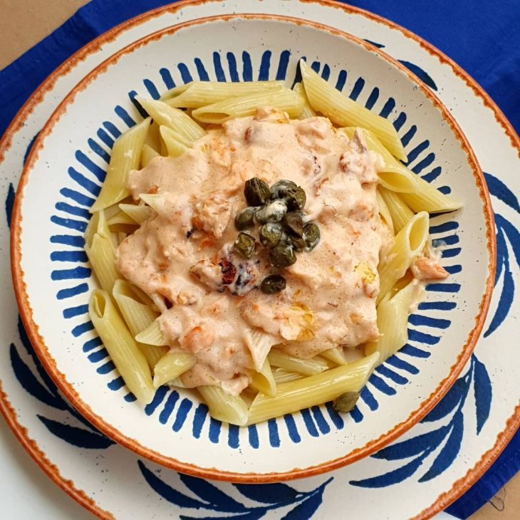 Penne ao molho de salmão com alcaparras