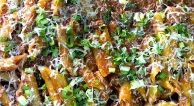 Penne com carne desfiada