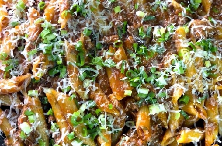 Penne com carne desfiada
