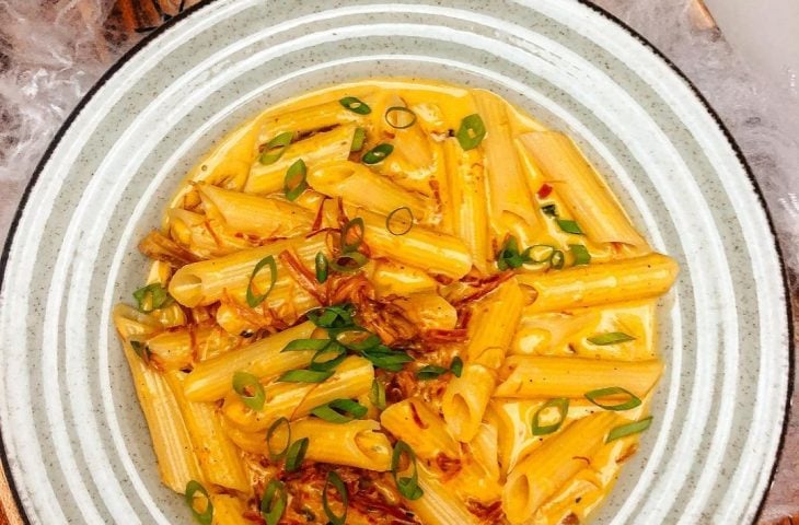 Penne com carne seca e abóbora