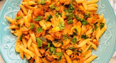 Penne com frango e champignon