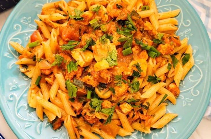 Penne com frango e champignon