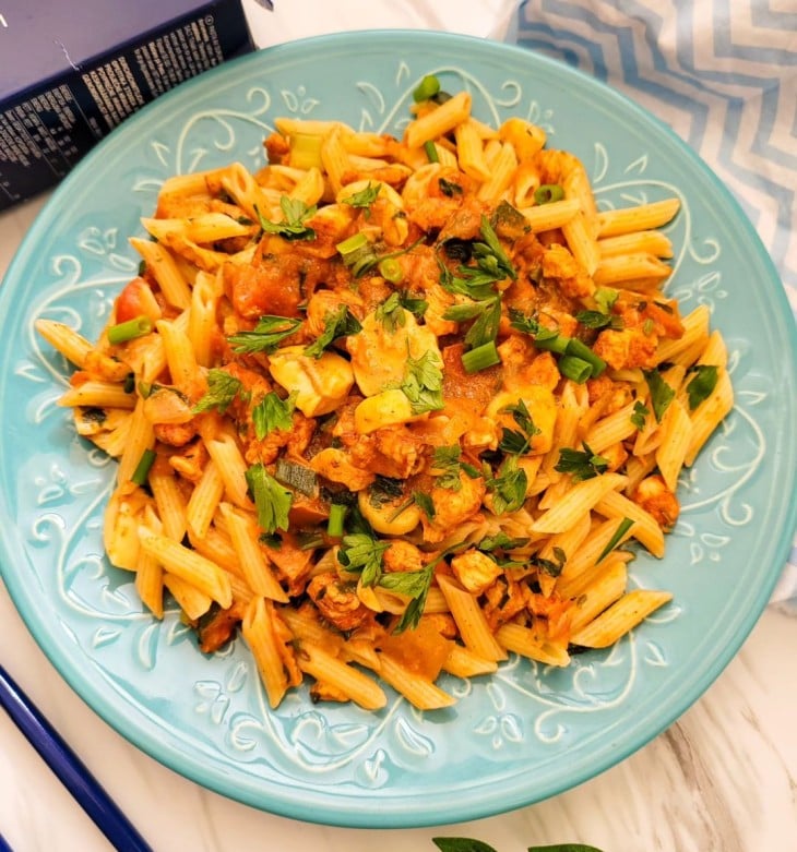 Penne com frango e champignon