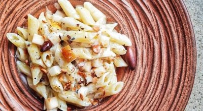 Penne com gorgonzola, mel e pera