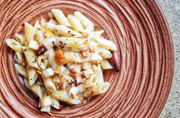 Penne com gorgonzola, mel e pera