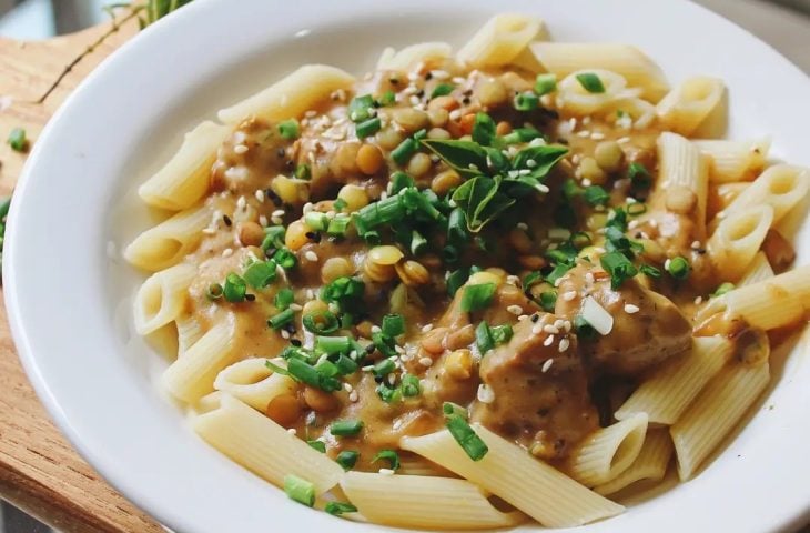 Penne com lentilha ao molho branco