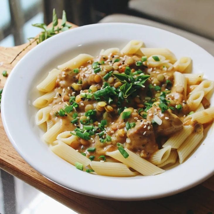 Penne com lentilha ao molho branco