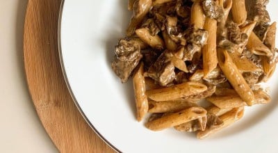 Penne com mignon e molho funghi